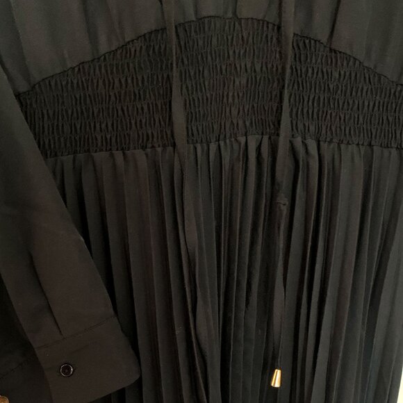 Beautiful long black pleated dress - Picture 4 of 4